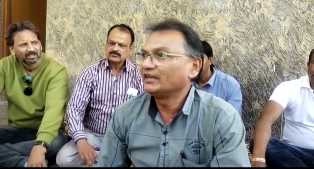 “रेडियोग्राफर अपनी मांगों को लेकर हड़ताल पर मांगें, नहीं मानी तो 15 मार्च से अनिश्चितकालीन हड़ताल” देखें