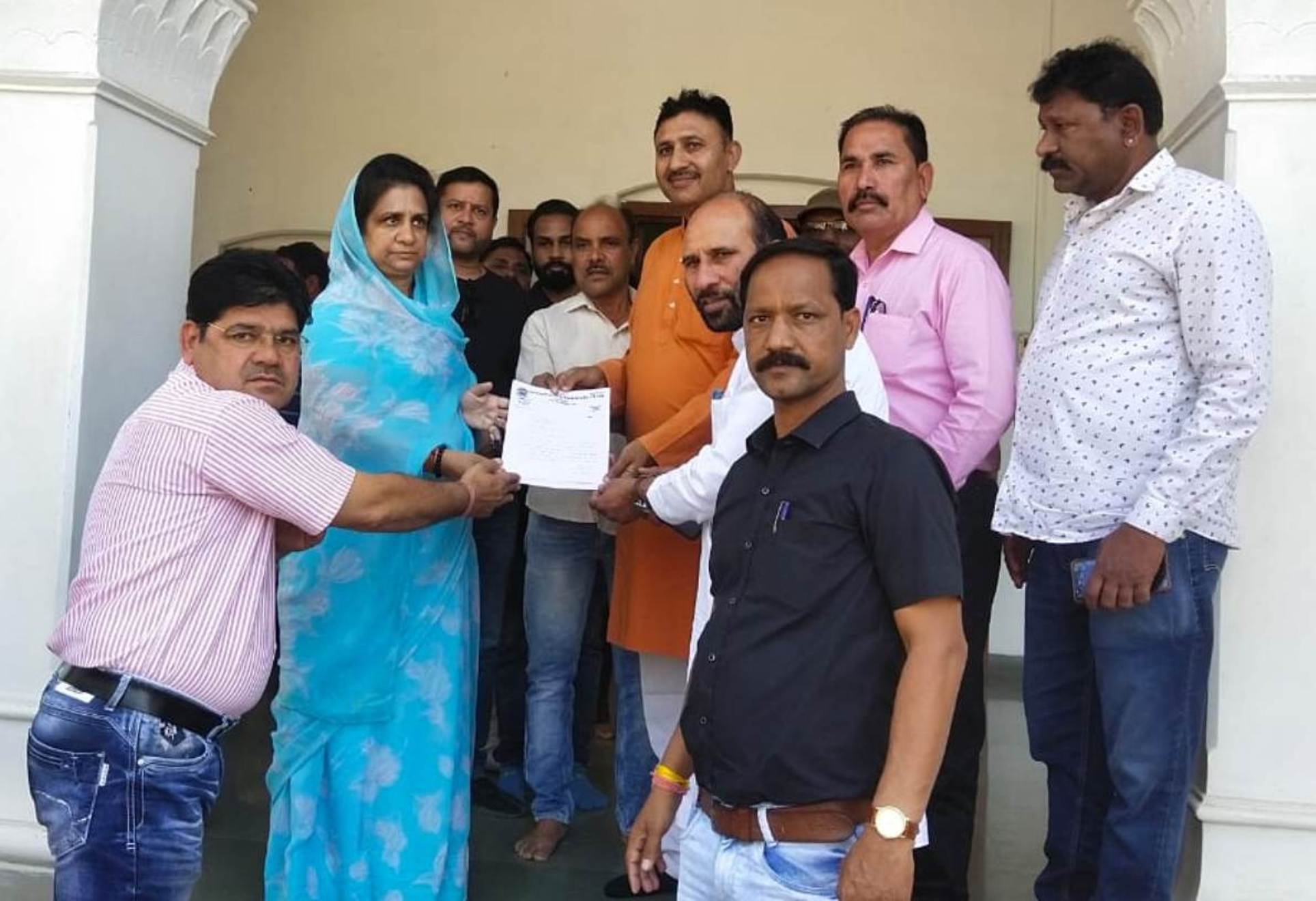 मप्र लघु वेतन कर्मचारी संघ ने 22 सूत्रीय मांगों को लेकर विधायक राजे को सौंपा ज्ञापन