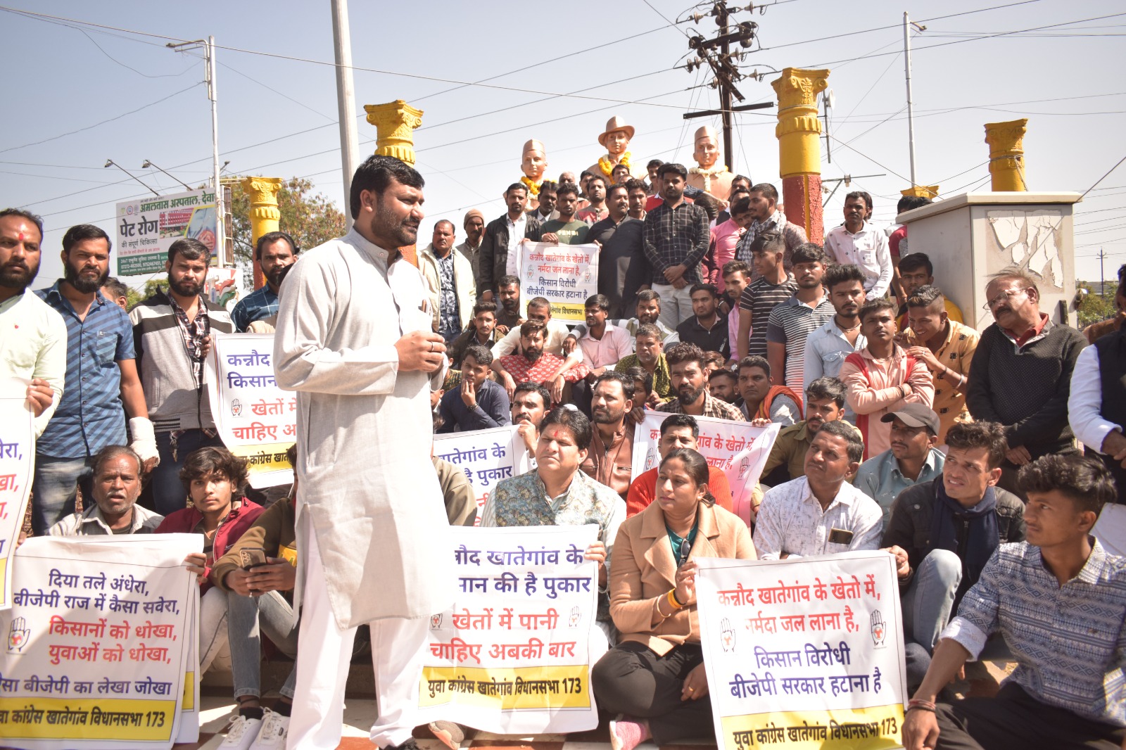 खातेगांव क्षेत्र की सिंचाई की मांग को लेकर युवा कांग्रेस ने किया हल्ला बोल( विधायक के दावेदार मनीष चौधरी ने  किया एक सफल आंदोलन से श्री गणेश , कई नेताओं की उड़ाई नींद)