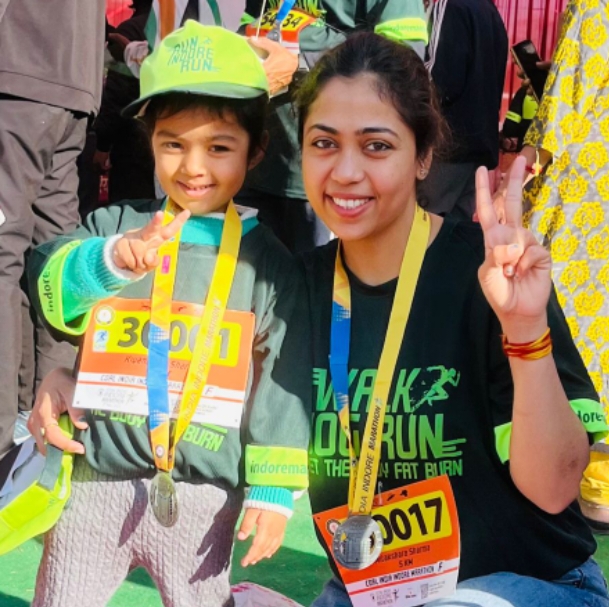 देवास की 3 वर्षीय की नन्हीं बालिका ने दौड़कर  3 किलोमीटर मैराथन में जीता मेडल