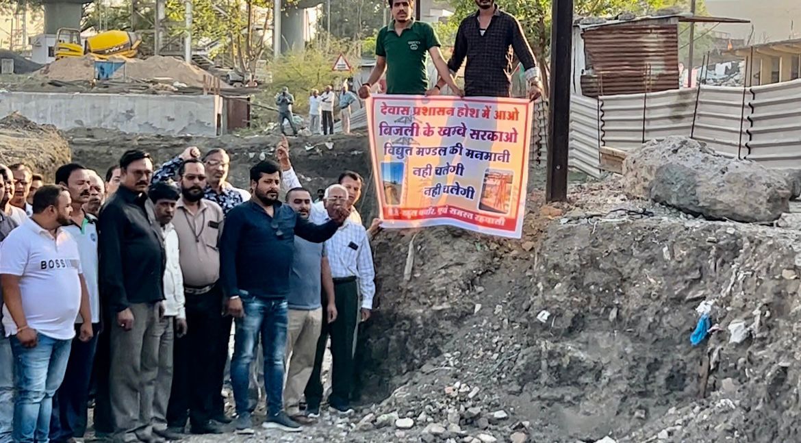 अंडर ब्रिज निर्माण में बाधा उत्पन्न कर रहे विद्युत पोल को हटाए जाने को लेकर किया आंदोलन, क्या सत्ता पक्ष नेता ध्यान देंगे