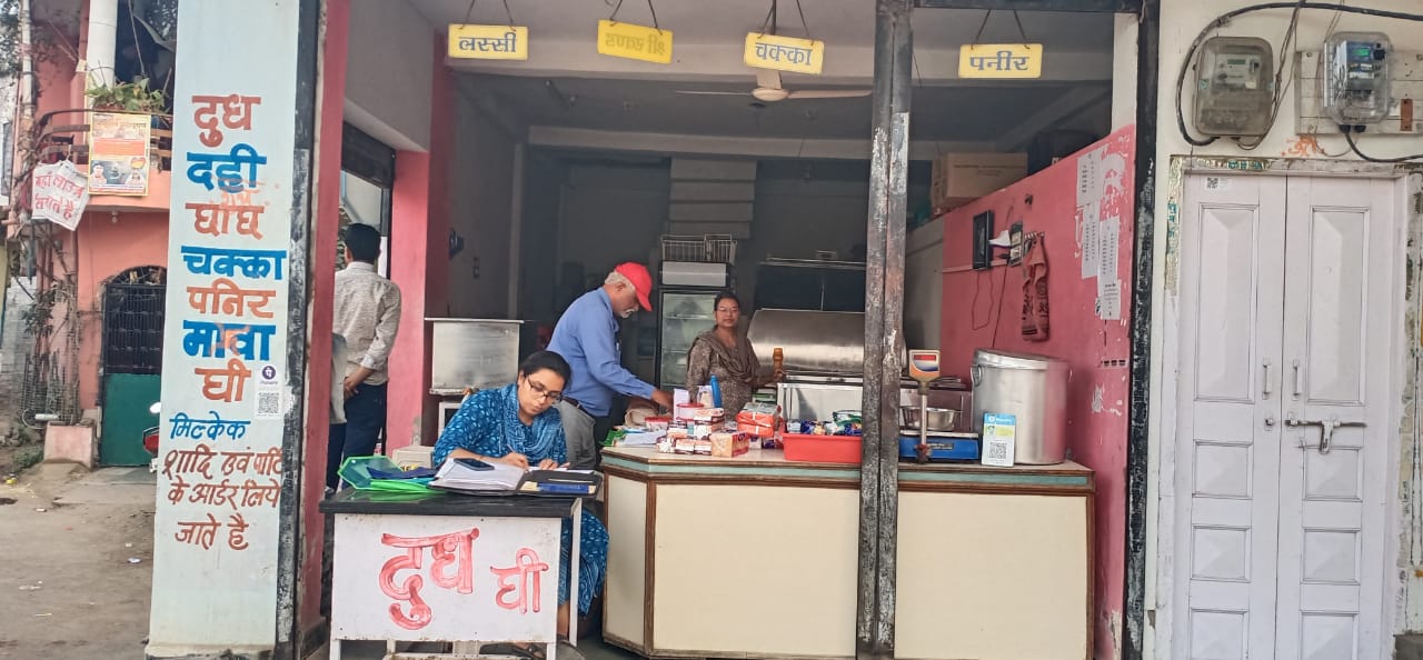 कलेक्टर के आदेश के बाद जिले में मिलावट से मुक्ति अभियान प्रारंभ खाद्य अधिकारी द्वारा दूध डेरी और उद्योग के लिए सैंपल, जिले में हल्दी मिर्च उद्योग में  मिलावट का कारोबार जारी