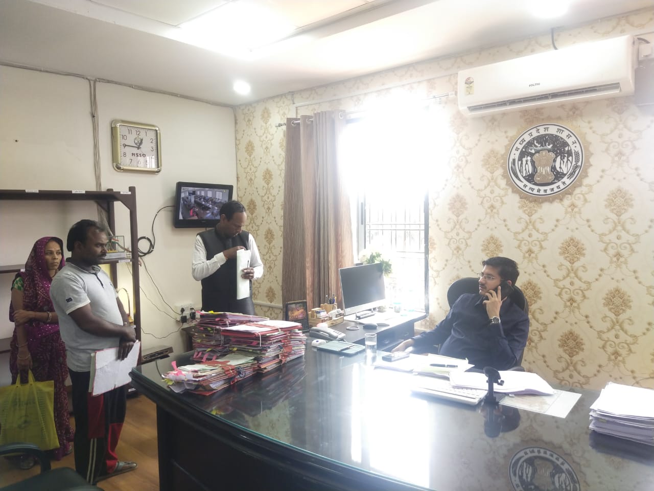 “अस्पताल में लॉन्ड्री संचालक को अपनी मजदूरी के लिए लगाना पड़ रहे हैं चक्कर पहुंचा कलेक्टर दरबार में” देखें