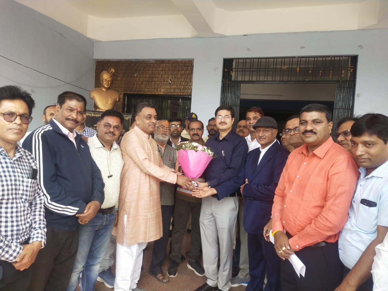 “कलेक्टर की पहल पर सरकारी स्कूल की मदद के लिए निजी स्कूल संचालक भी आगे आए प्रदेश में यह अनूठी मिसाल” देखें