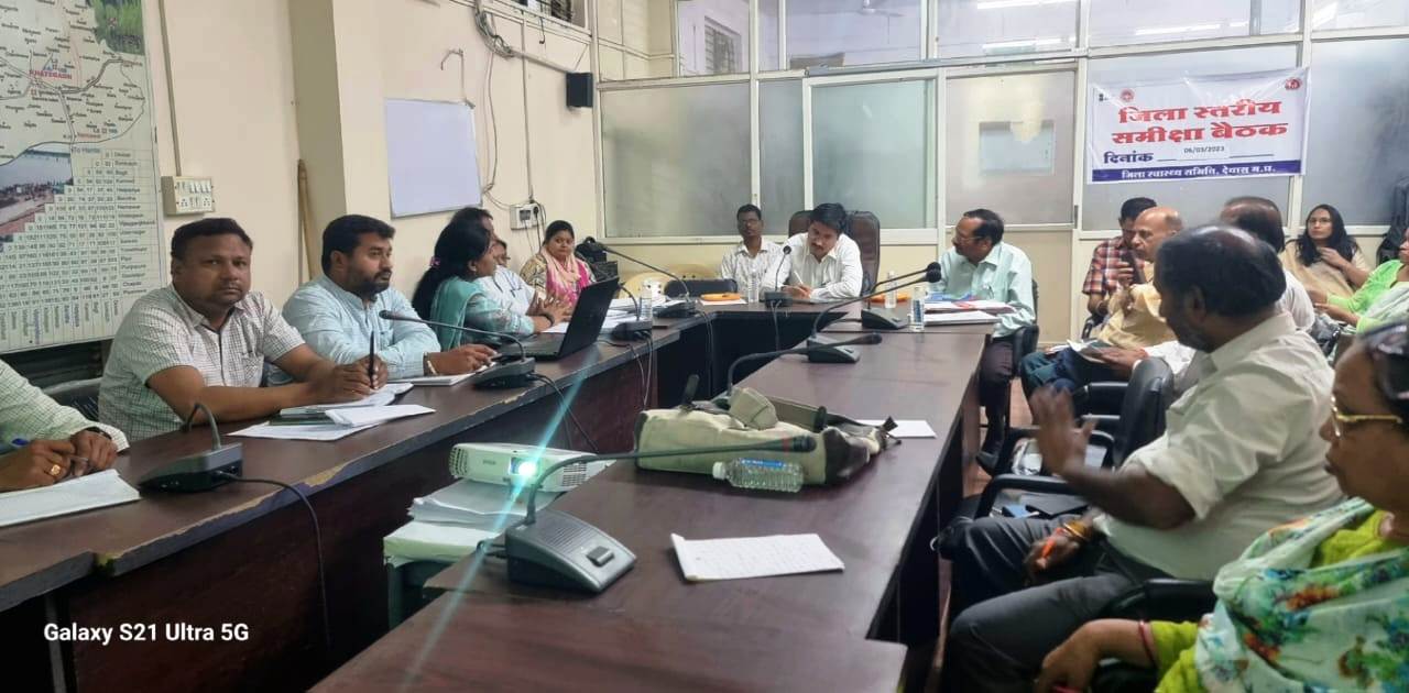 कलेक्टर श्री ऋषव गुप्ता की अध्यक्षता में कायाकल्प अभियान की समीक्षा बैठक आयोजित
————–

जिला अस्पताल के विभिन्‍न विभागों की समीक्षा कर समय-सीमा में कार्यवाही करने के दिये निर्देश