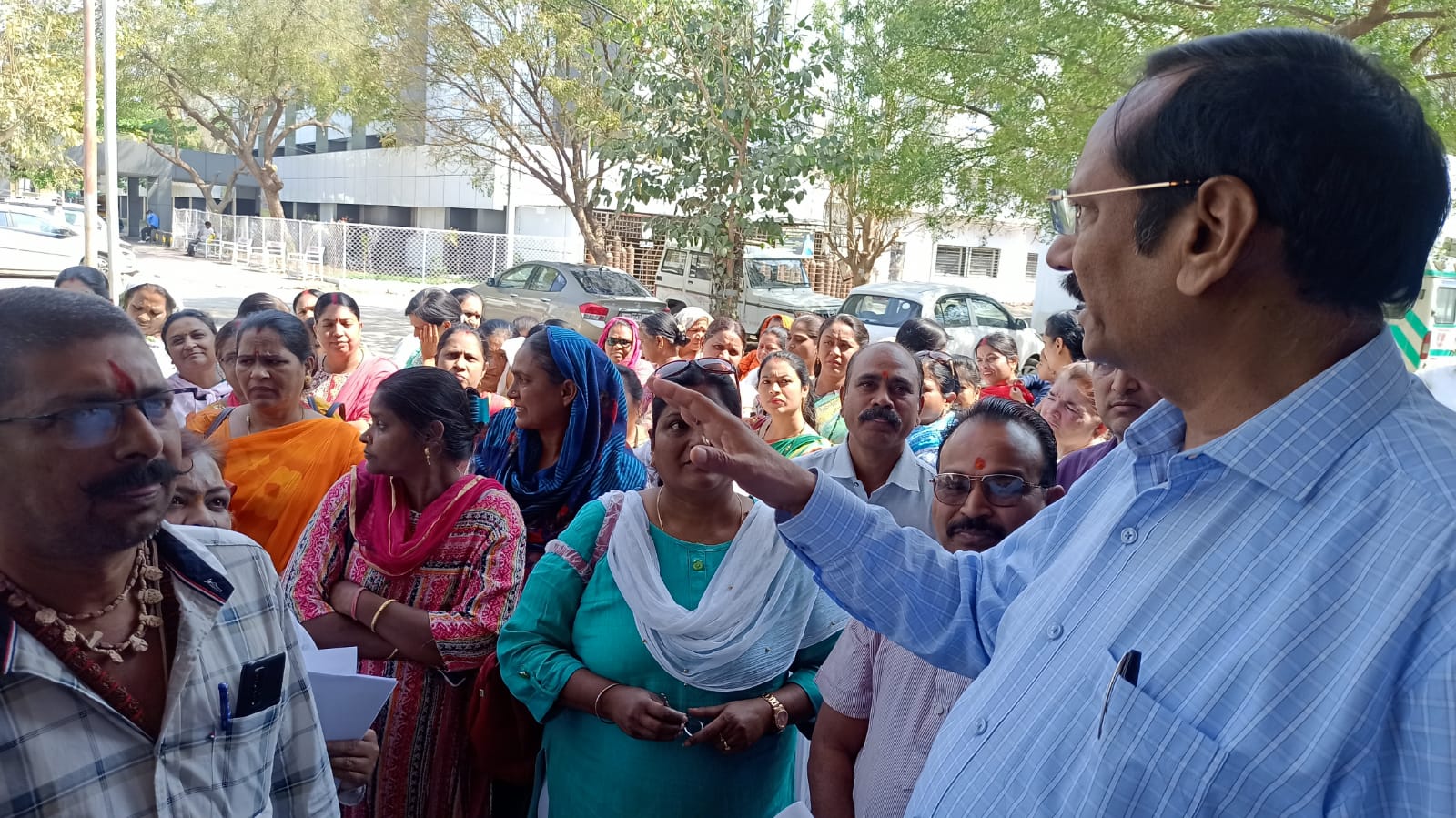 “2 माह से नहीं मिला वेतन, स्वास्थ्य कर्मचारियों के लिए बहुउद्देशीय कर्मचारी संगठन आया मैदान में” देखें