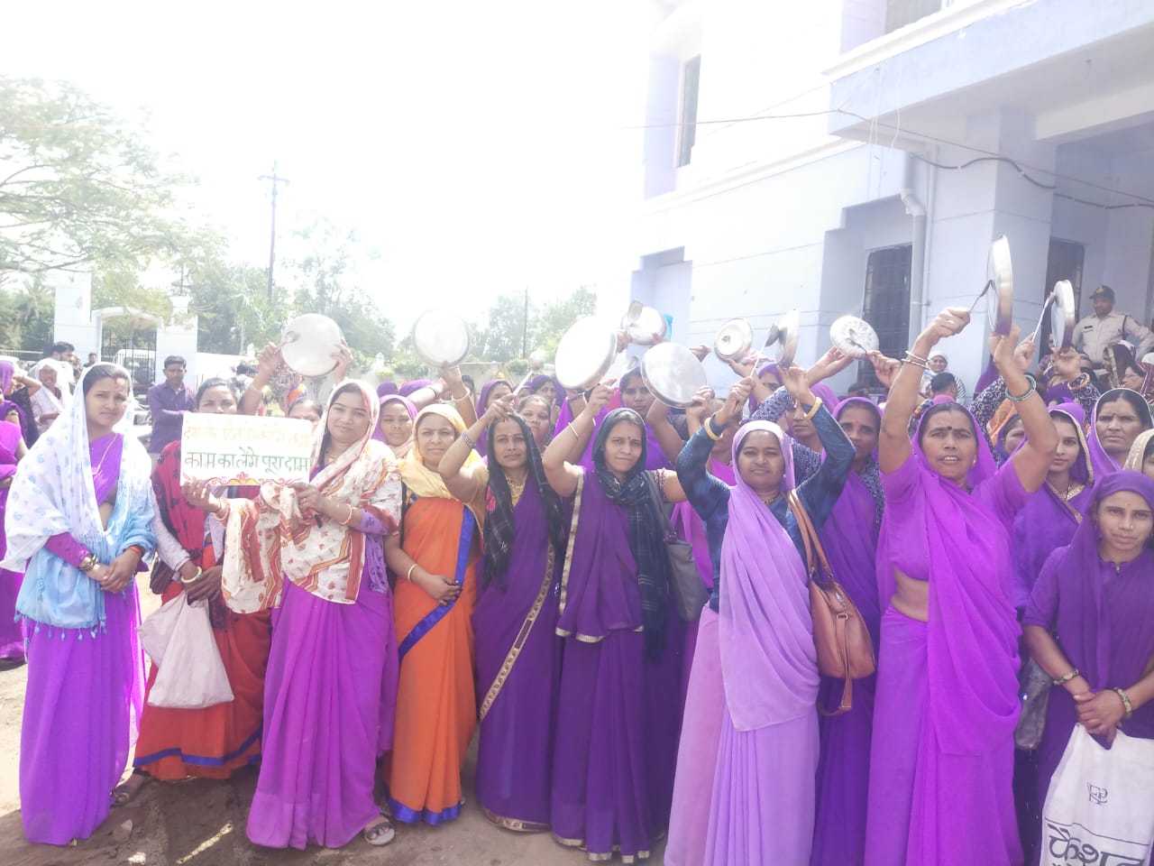 “मजबूर नारी शक्ति महिला आशा कार्यकर्ताओं को थाली चम्मच बजाकर करना पड़ा ध्यानाकर्षण” देखें