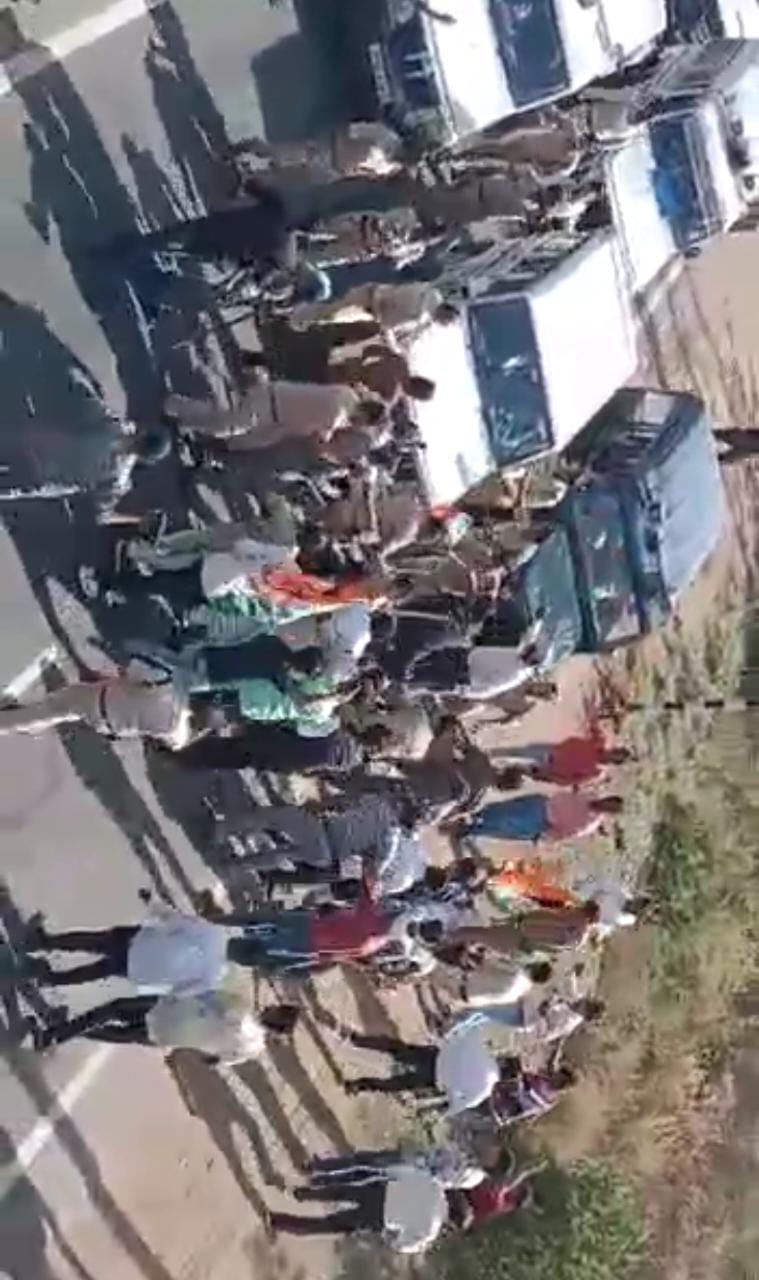 “युवक कांग्रेस प्रदेश अध्यक्ष को गिरफ्तार कर ले जाती पुलिस वाहन के सामने लेटे देवास के कांग्रेसी नेता किया चक्का जाम देखें