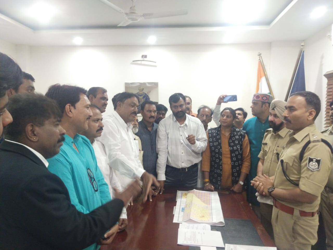 “एसपी के सामने कांग्रेसियों ने कार्यकर्ताओं पर झूठे मुकदमे लादे जाने पर जताया जमकर विरोध, शहर में खुलेआम जुए सट्टे मादक पदार्थ का मुद्दा भी उठा” देखें