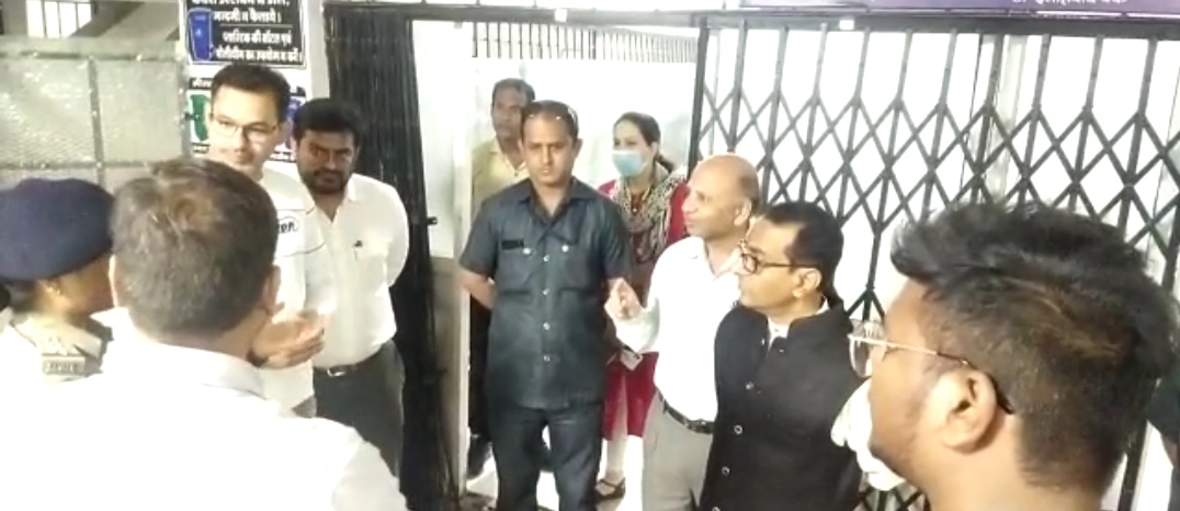 “राज्यमंत्री ने किया जिला चिकित्सालय का औचक निरीक्षण” देखें