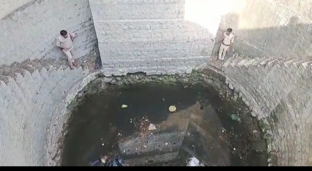 “भाजपा नेता के कुए से निकल रही करोड़ों की चांदी, गुजरात से चुराई चांदी देवास में उगल रही चोरी के राज” देखें