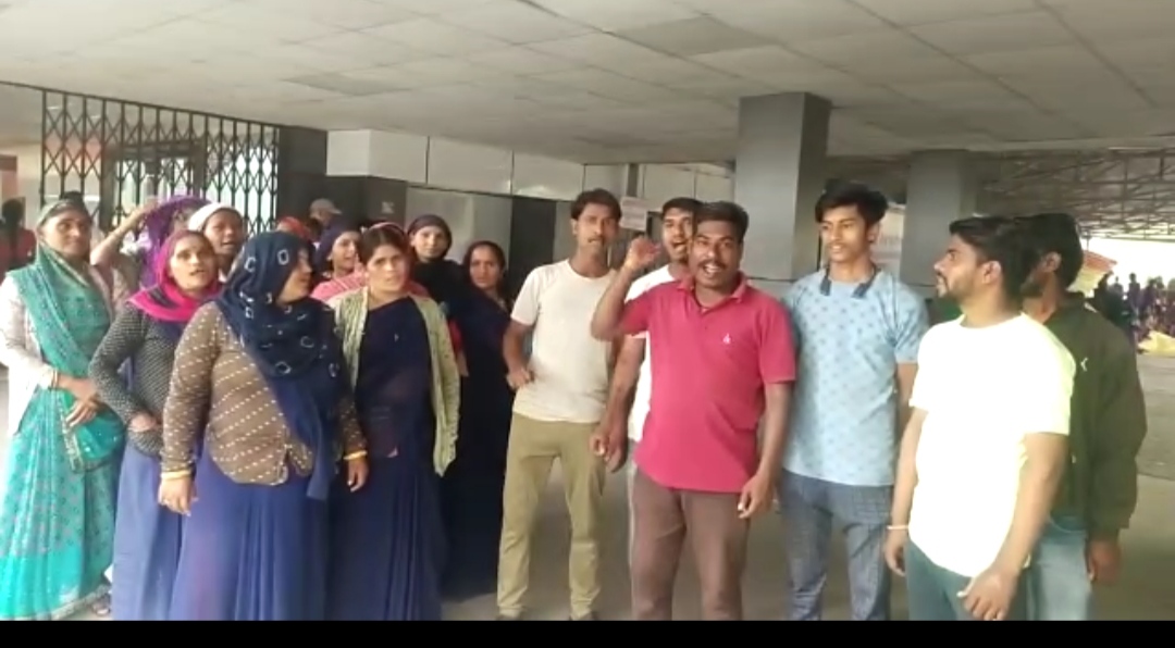 “वेतन नहीं मिलने से नाराज स्वास्थ्य विभाग के सफाई कर्मी आंदोलन की राह पर” देखें