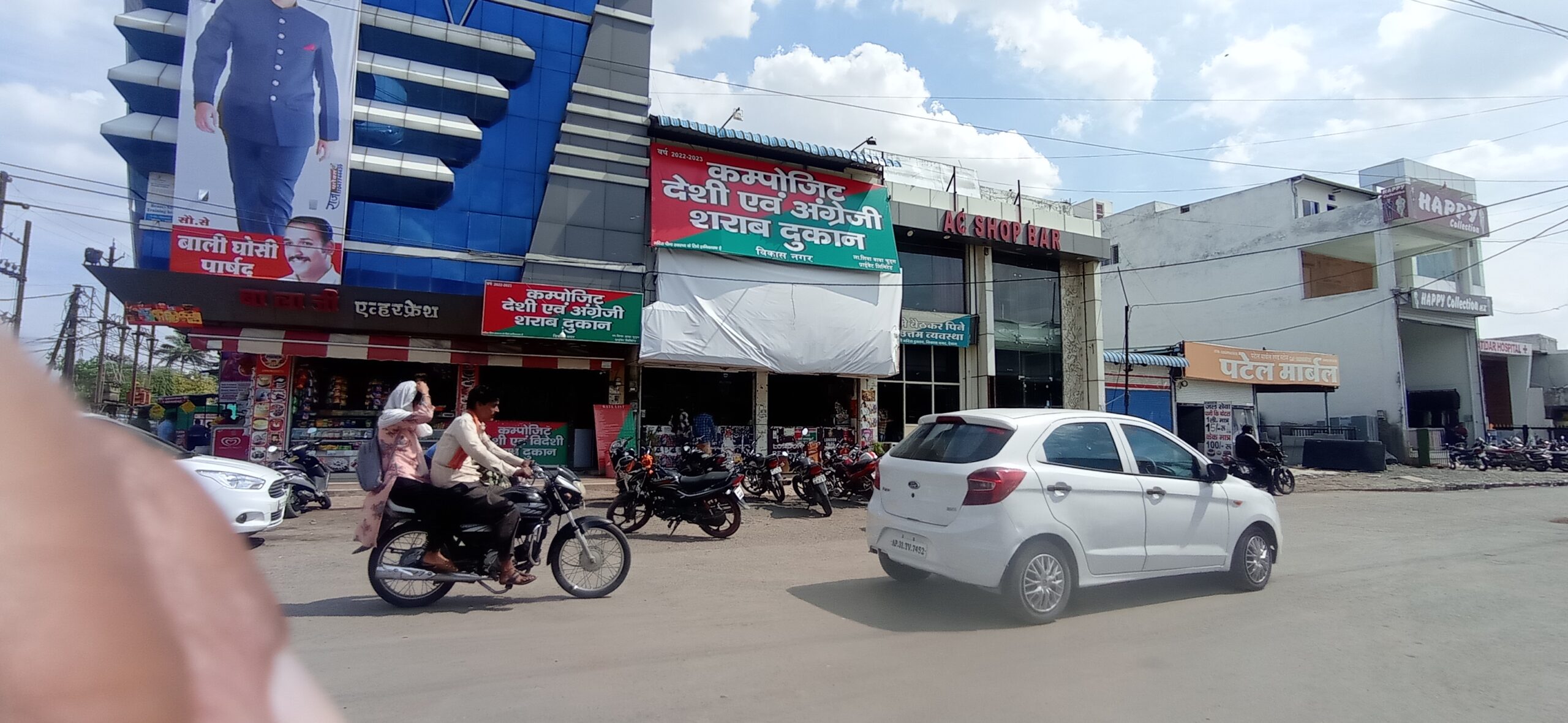 “केला देवी चौराहे पर लगने वाली शराब दुकान का पार्षद ने किया विरोध कलेक्टर दरबार मे लगाई फरियाद” देखें