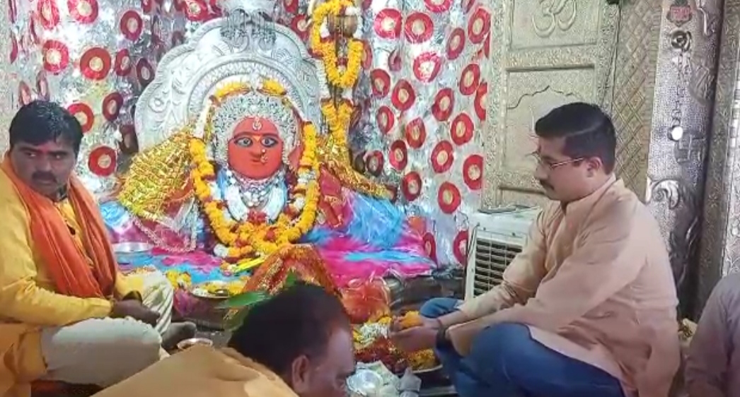 “कलेक्‍टर श्री गुप्‍ता ने चैत्र नवरात्रि के प्रथम दिन माताजी की टेकरी पहुंचकर की पूजा अर्चना” देखें