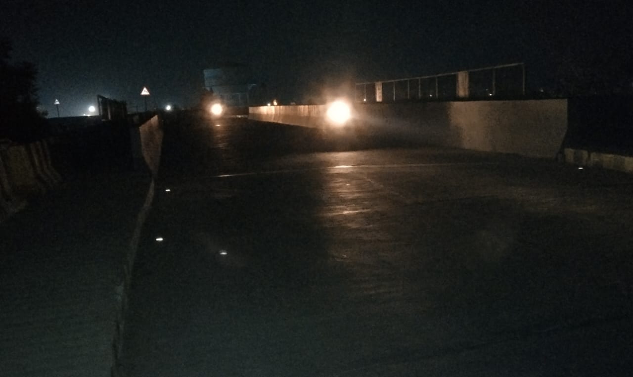 मेंढकी ब्रिज पर अंधेरा कायम है ,जरा संभल कर चलना – मेंडकी ओवरब्रिज अनदेखी का शिकार अंधेरे में वाहन चालकों को दुर्घटना का भय – लंबा समय बीतने के बाद भी स्थाई लाइट की नही की गई व्यवस्था