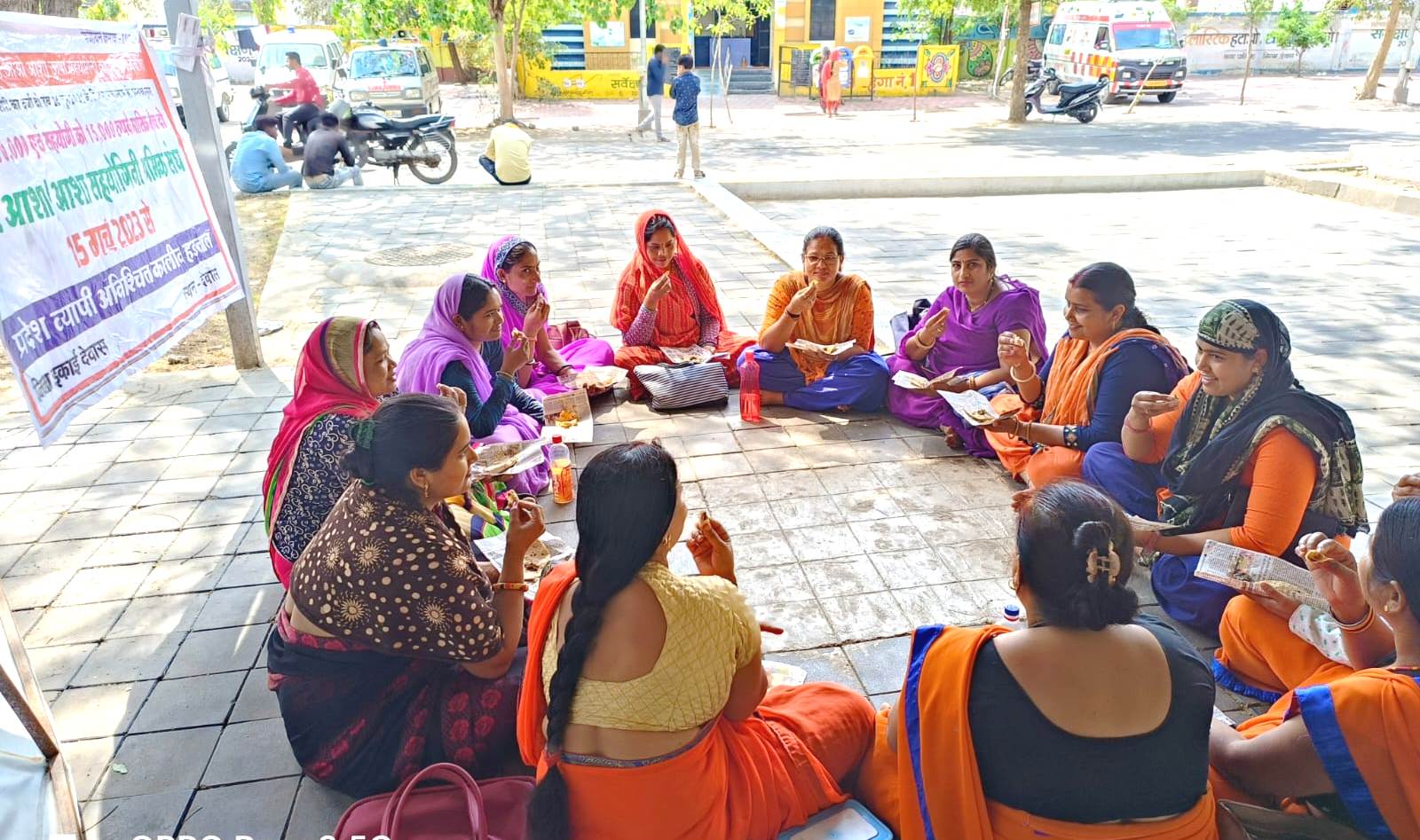 भैंस के आगे बीन बजाकर एवं आधी रोटी खाकर आशाओ ने सरकार तक पहुंचाई अपनी मांगे