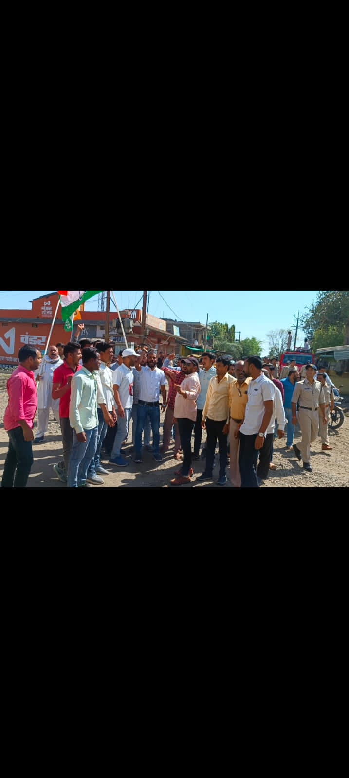 “युवक कांग्रेस जिलाध्यक्ष की गिरफ्तारी के विरोध में टोंक खुर्द युवक कांग्रेस ने सीएम का पुतला फूंका” देखें