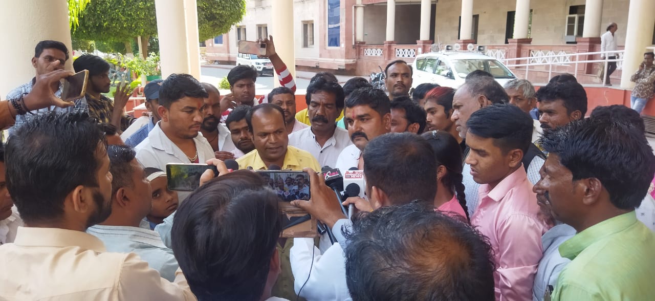 “देपालपुर की घटना के  अपराधियों को फांसी की सजा देने की मांग को लेकर कलेक्टर कार्यालय का घेराव” देखें