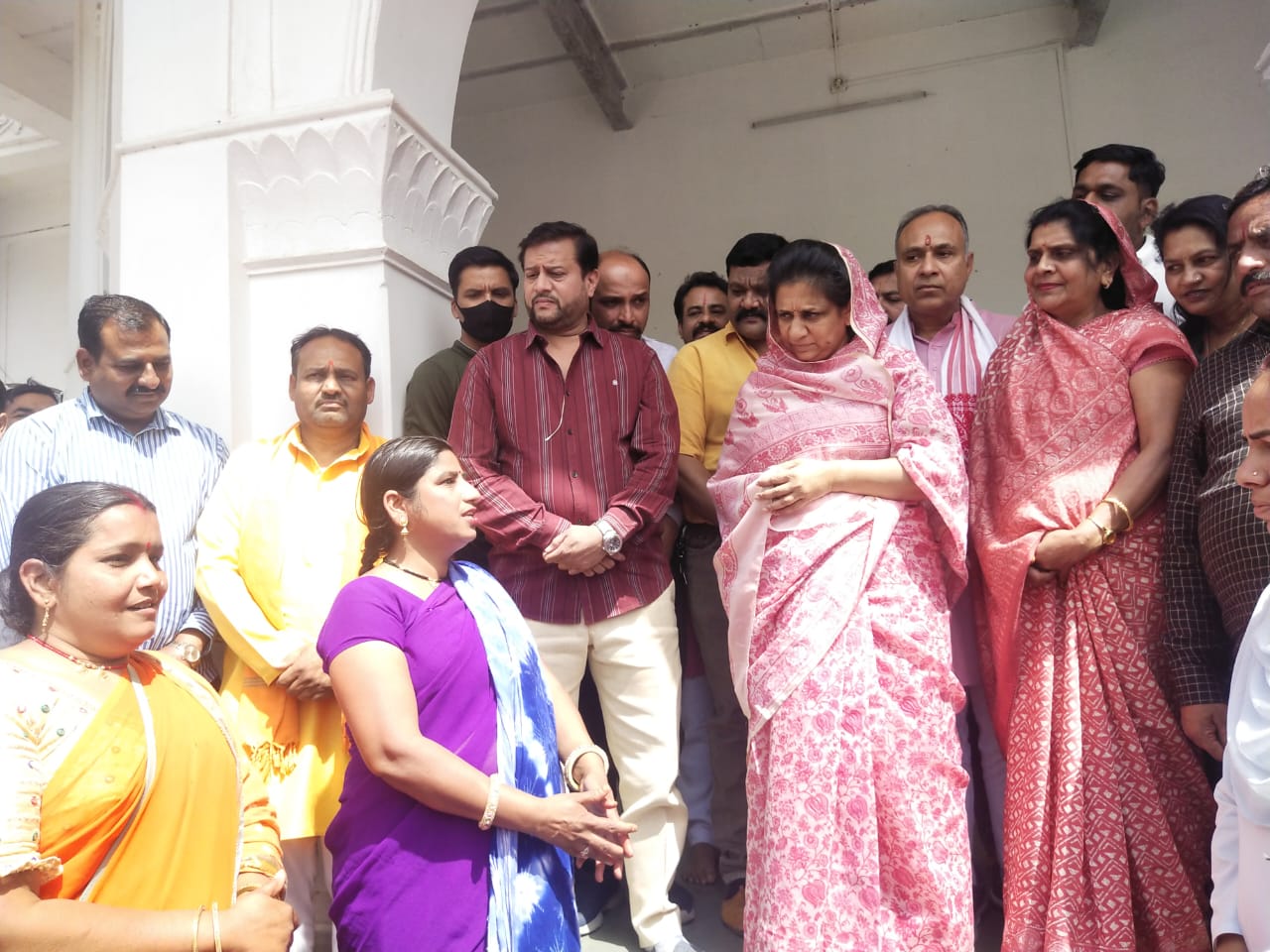 “अनिश्चितकालीन हड़ताल पर चल रही आशा कार्यकर्ता ढोल धमाके के साथ पहुंची पैलेस पर” देखें