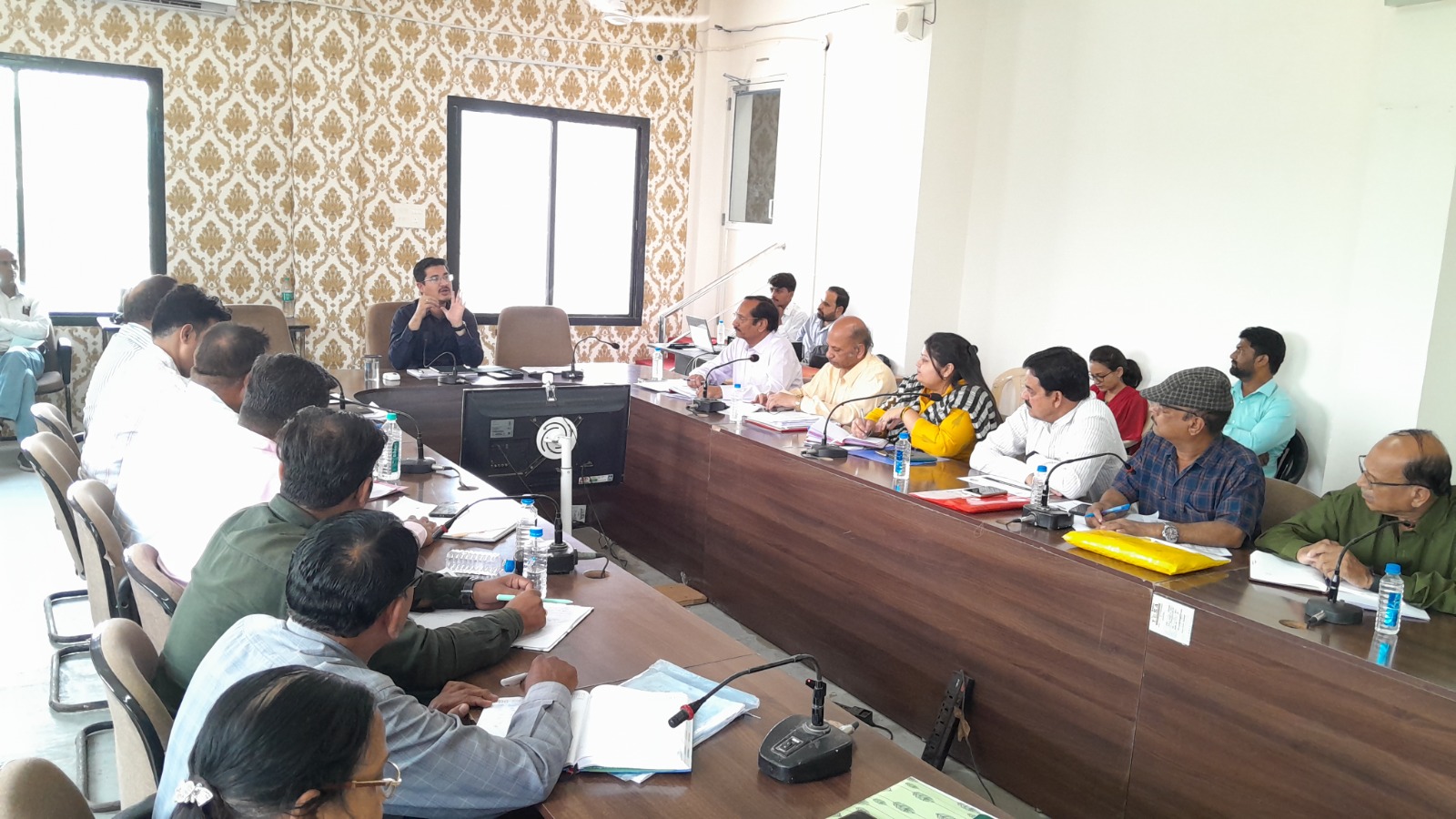 कलेक्टर श्री गुप्‍ता की अध्यक्षता जिला स्वास्थ्य समिति की बैठक आयोजित ————- कार्य में लापरवाही पर 01 बीएमओ, 04 सुपरवाईजर, 01 सीएचओ, 01 एएनएम का एक माह का वेतन काटने के निर्देश