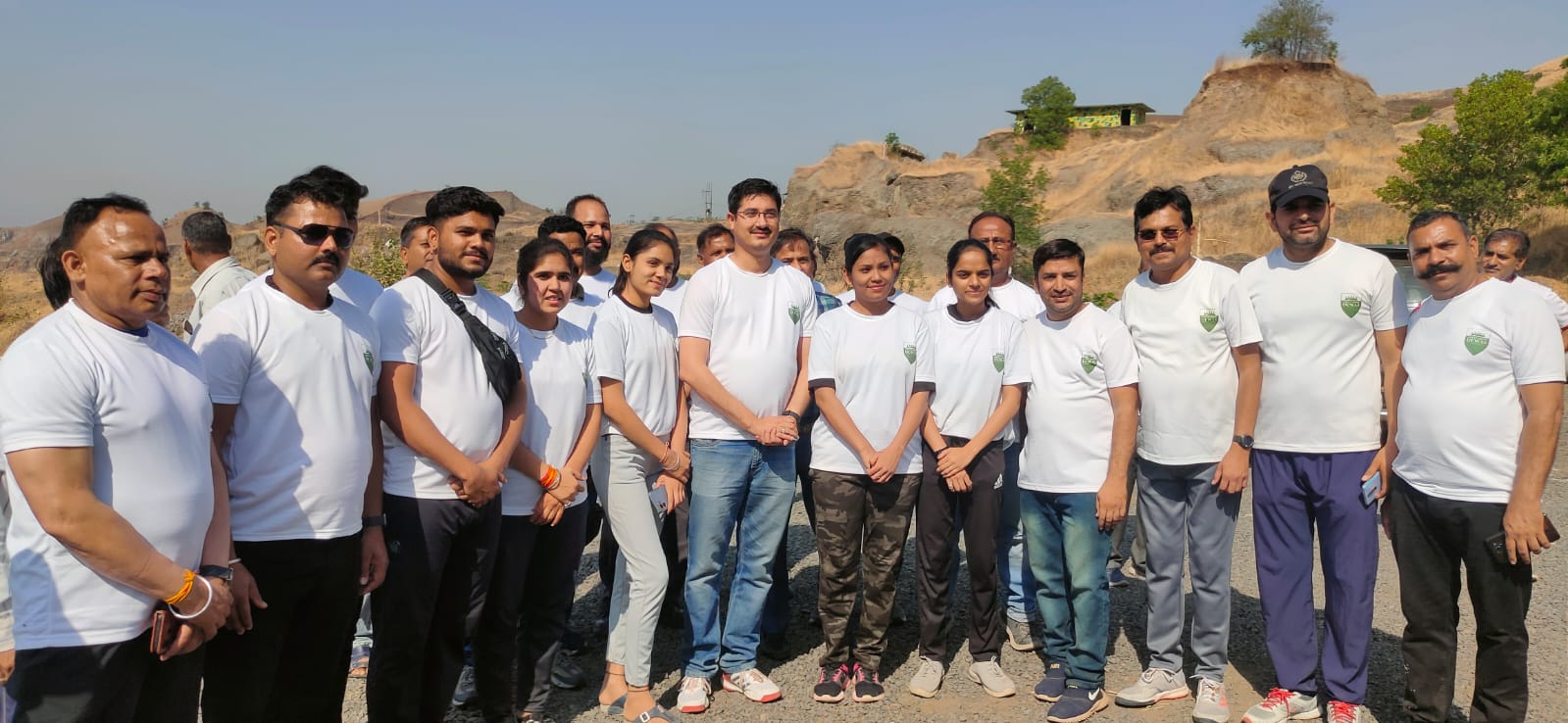 मेहनत कर युवा बदल रहे हैं यहां की तस्वीर और कलेक्टर ने उनके बीच पहुंचकर बढ़ाया हौसला” देखें