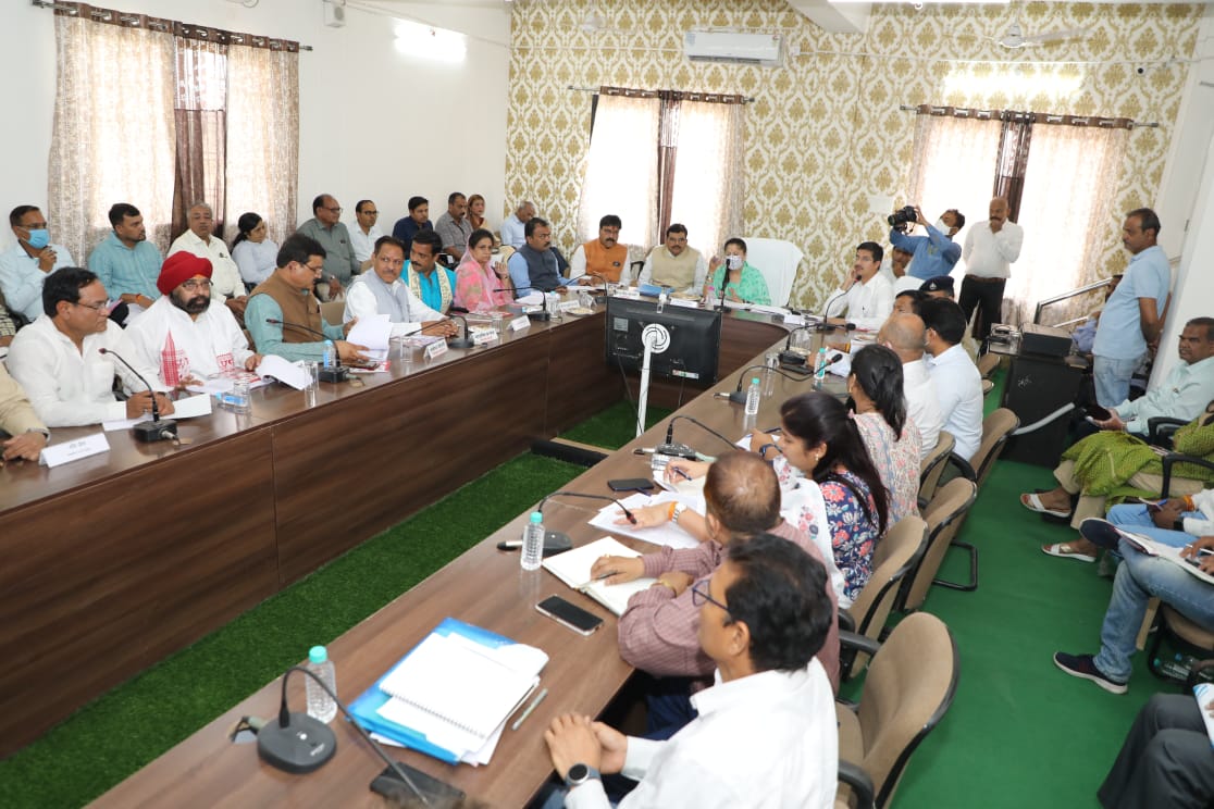 समीक्षा बैठक में विद्युत वितरण कंपनी के अधिकारी की अनुपस्थिति पर नाराज प्रभारी मंत्री ,दिए शोकॉज नोटिस के निर्देश