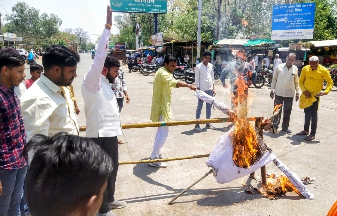 प्रतिपक्ष नेता गोविंद सिंह का पुतला फूंका