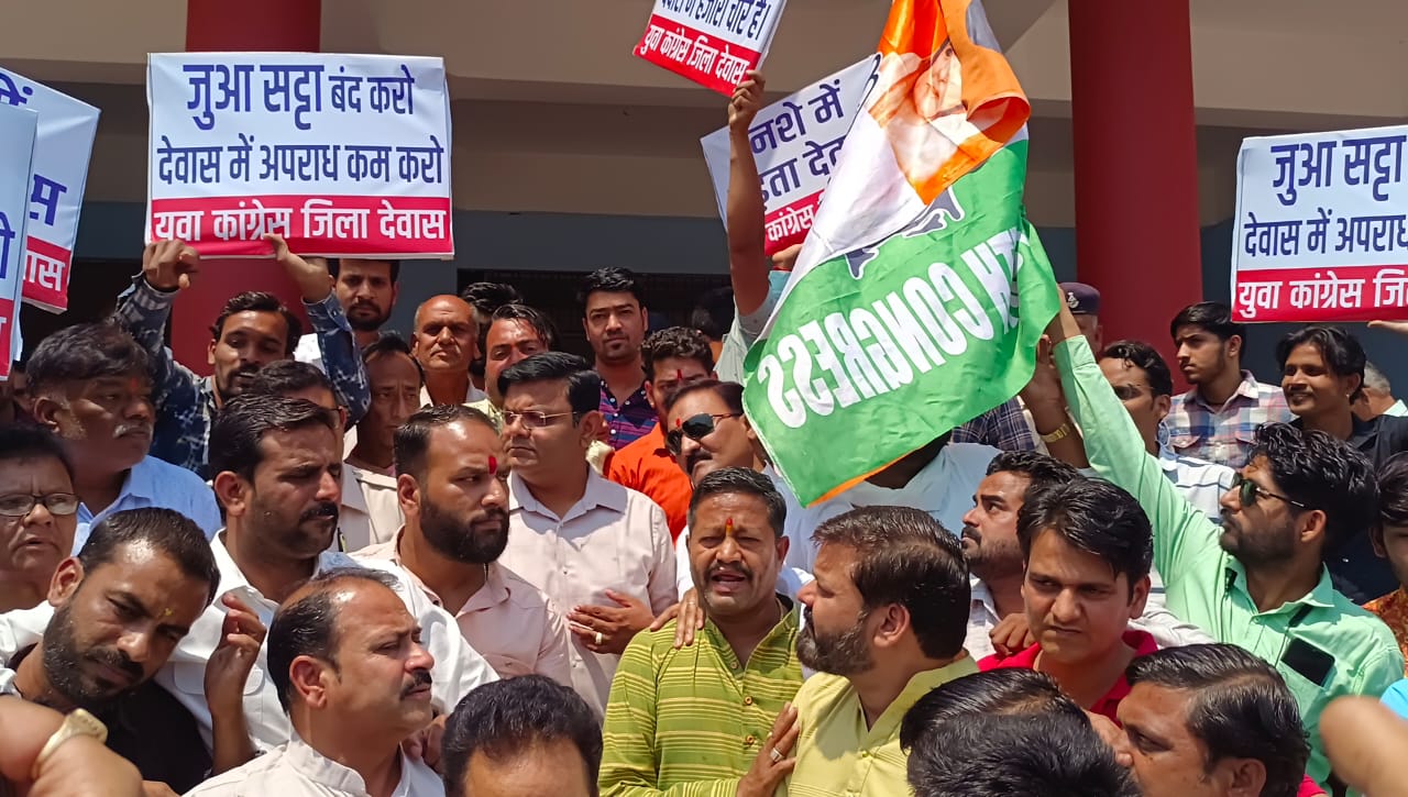 “बढ़ते अपराधों को लेकर युवक कांग्रेस का प्रदर्शन , बंद नहीं हुए तो  टीआई को दूध की बोतल करेंगे भेट” देखें