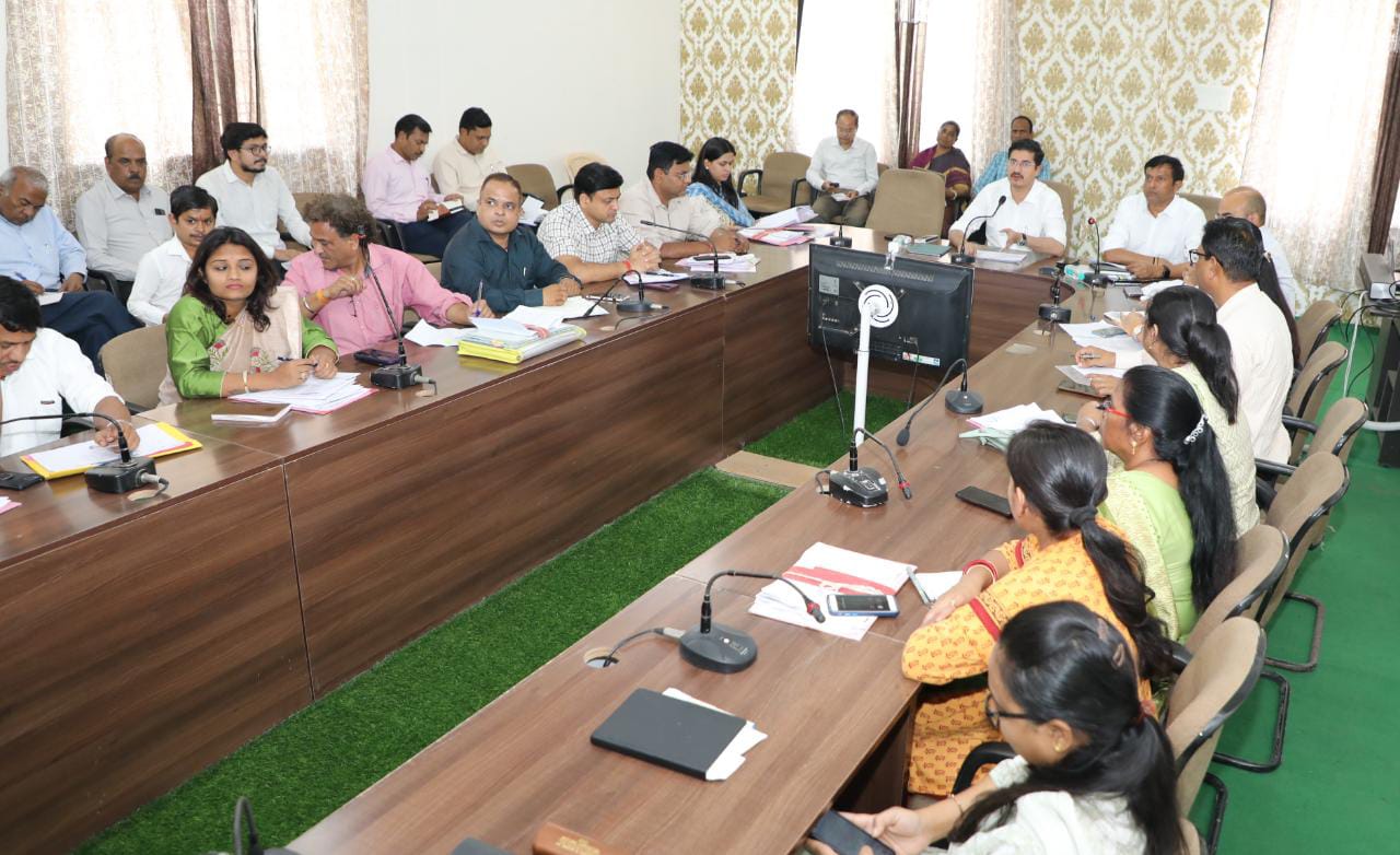 कलेक्टर श्री गुप्ता की अध्यक्षता में समय-सीमा संबंधी बैठक आयोजित, लापरवाही पर आर ई एस इंजीनियर का वेतन रोकने के निर्देश