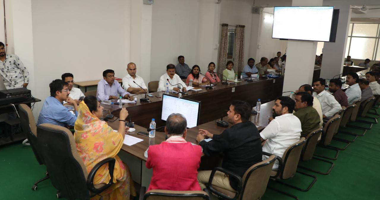 देवास विधानसभा क्षेत्र में किये जा रहे विकास कार्यो की प्रगति की समीक्षा बैठक आयोजित ————- ————-  कार्य में प्रगति नहीं होने पर नानक इन्‍फ्रा गुजरात और आर्यन कंस्‍ट्रक्‍शन मुरैना को ब्‍लेक लिस्‍टेड करने की कार्यवाही के निर्देश