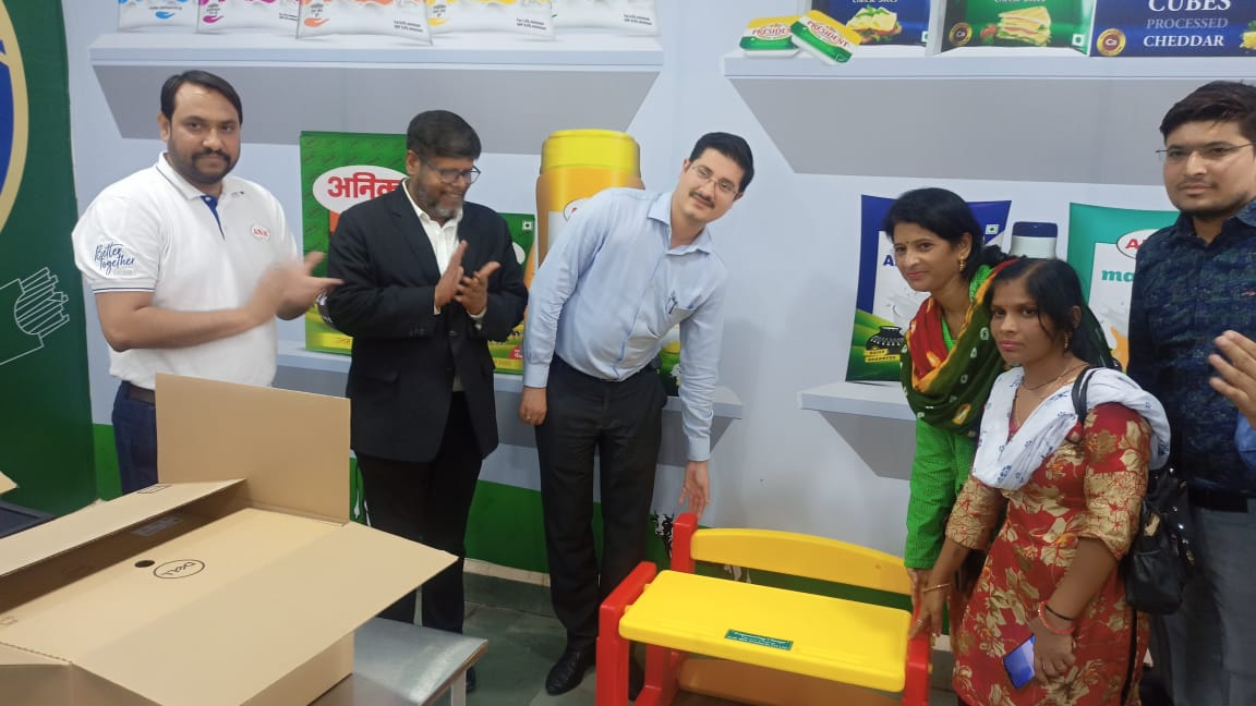 कलेक्ट का निरीक्षण और अनिक डेयरी प्रबंधन द्वारा 20 आंगनवाडियों के लिए प्लास्टिक फर्नीचर, विद्यालयों के लिए 20 स्मार्ट टीवी, 20 कम्‍प्‍यूटर एवं वृद्धाश्रम में वृद्धजनों के लिए एक ई-रिक्शा  श्री गुप्‍ता की उपस्थिति में सौंपे