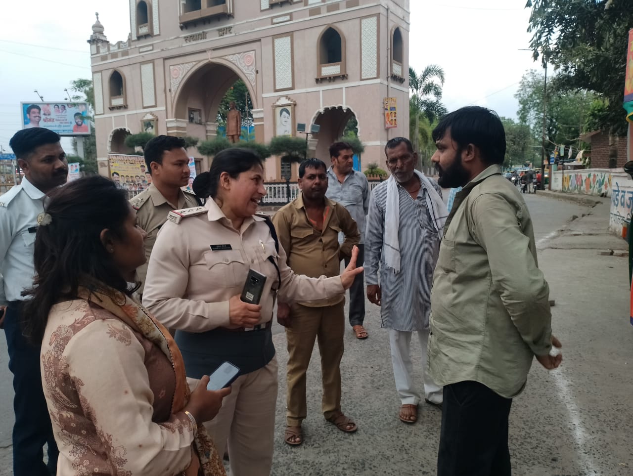 “महिला अधिकारी जब निकली दल बल के साथ और अतिक्रमणकारियों को कहीं पर हटाया तो कहीं पर दी समझाइश” देखें