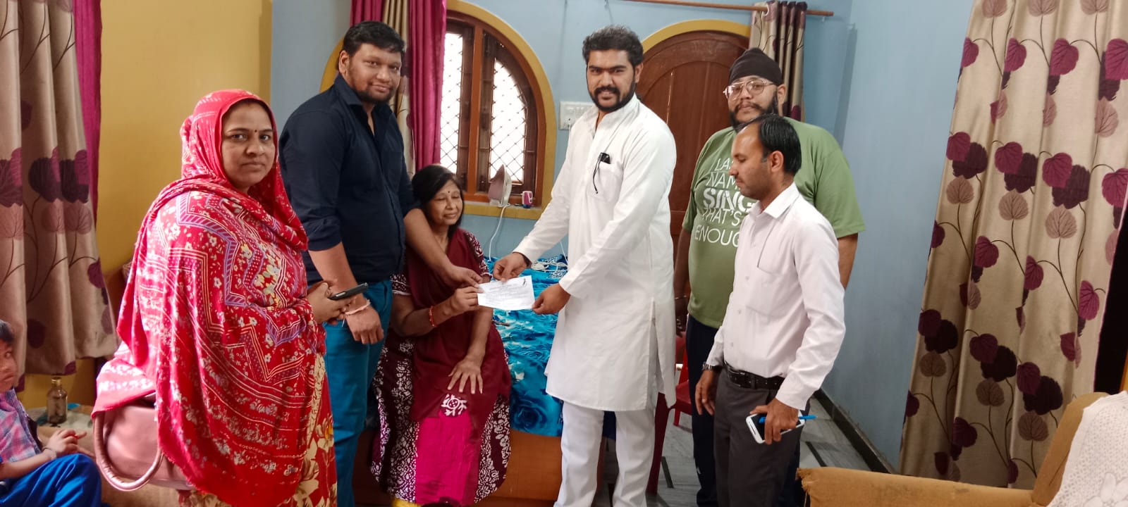 लाडली बहना सेंटर तक नहीं पहुंच पाई तो  पार्षद प्रतिनिधि ने घर जाकर लिए आवेदन