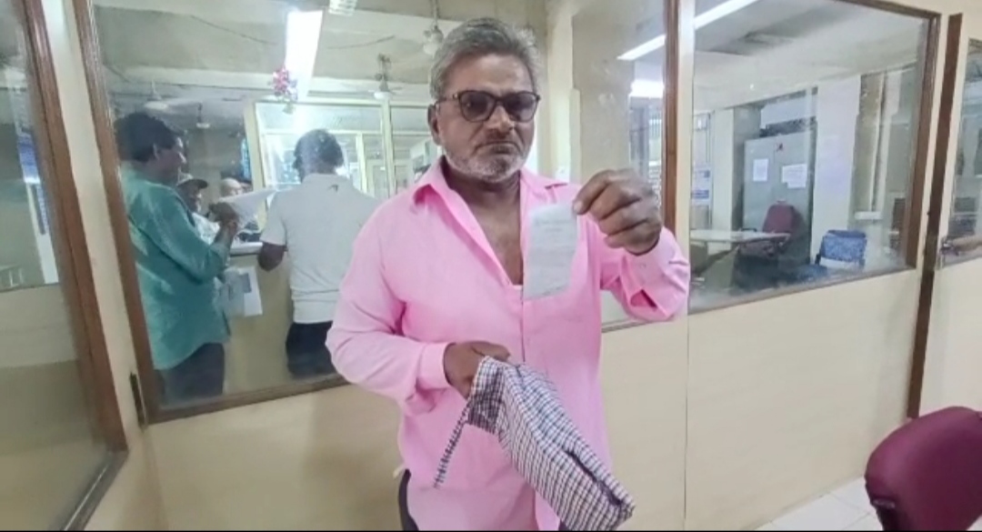 “थाने के सामने  एक व्यक्ति के झोले से  अज्ञात महिला ने 15हजार रूपये चुराए घटना CCTVकैमरे में हुई क़ैद” देखें