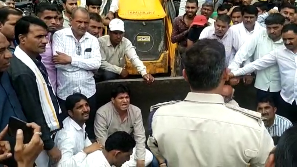 “अतिक्रमण हटाने गए बुलडोजर के सामने बैठे  भाजपा के पूर्व मंत्री और जनता ने किया विरोध प्रदर्शन” देखें