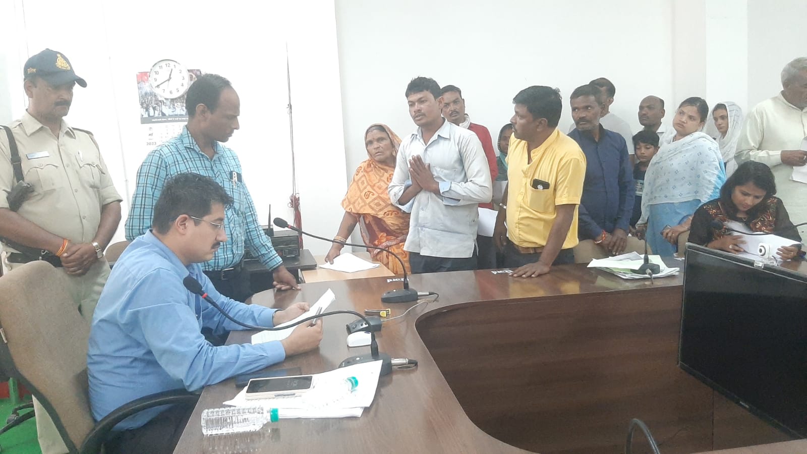 40 वर्षों से रह रहे मकान को सरपंच को मंत्री ने जुड़वा दिया, कलेक्टर के पास पहुंची पीड़िता