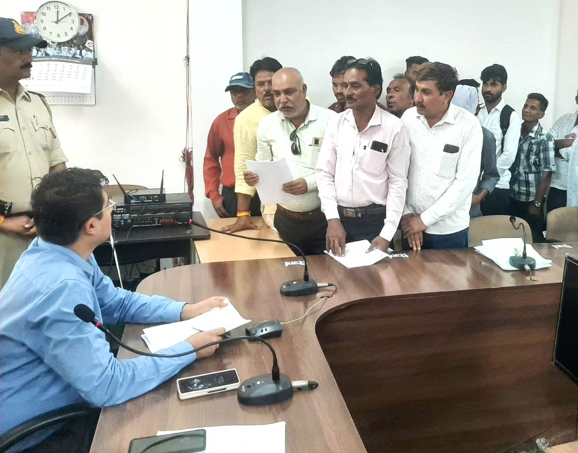 कम्पनी द्वारा वेतन वृद्धि समझौता नही करने पर आक्रोशित श्रमिक जनसुनवाई में पहुंचे, सौंपा आवेदन्