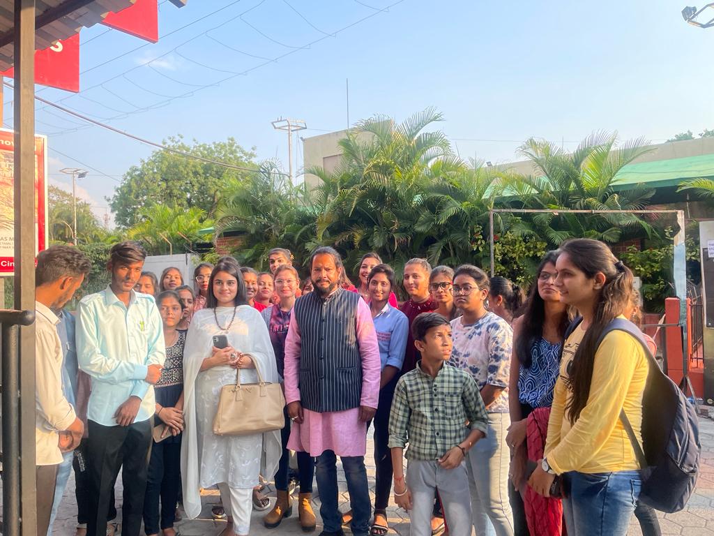 फिल्म का माहौल बनने लगा,नारी शक्ति ने देखी द केरला, जन जागरूकता का लिया प्रण, देवास सांसद भी मंगलवार को बहनों को दिखाएंगे निशुल्क