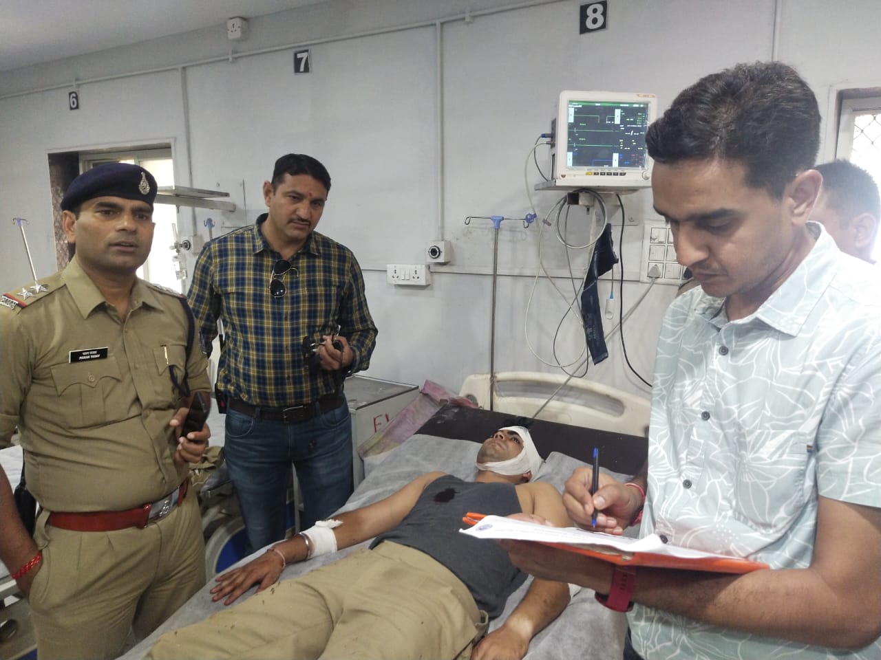 “महिला से चैन स्नैचिंग कर भाग रहे बदमाश को पकड़ने गई पुलिस पर बदमाशों ने किया हमला” देखें