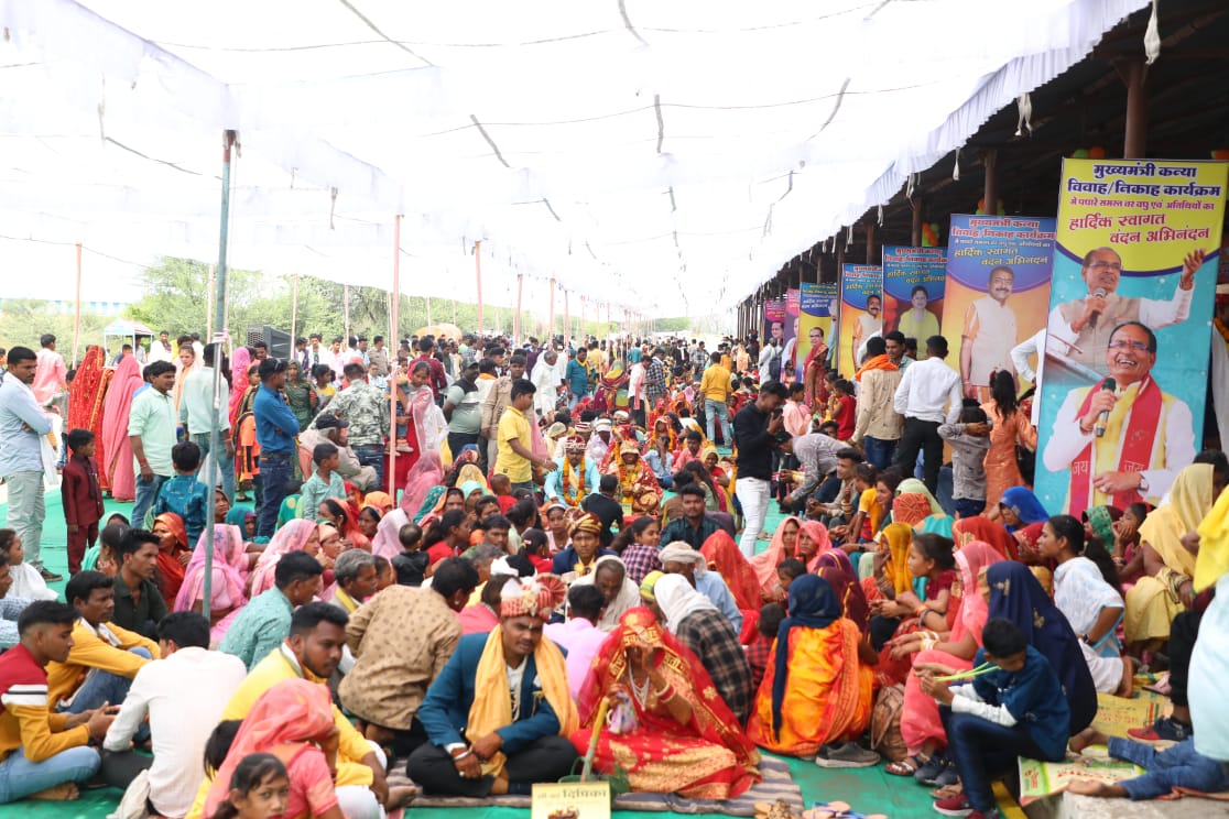 “सामूहिक विवाह समारोह में बेटियों की विदाई का खातेगांव विधायक का यह अंदाज खूब हो रहा वायरल” देखें