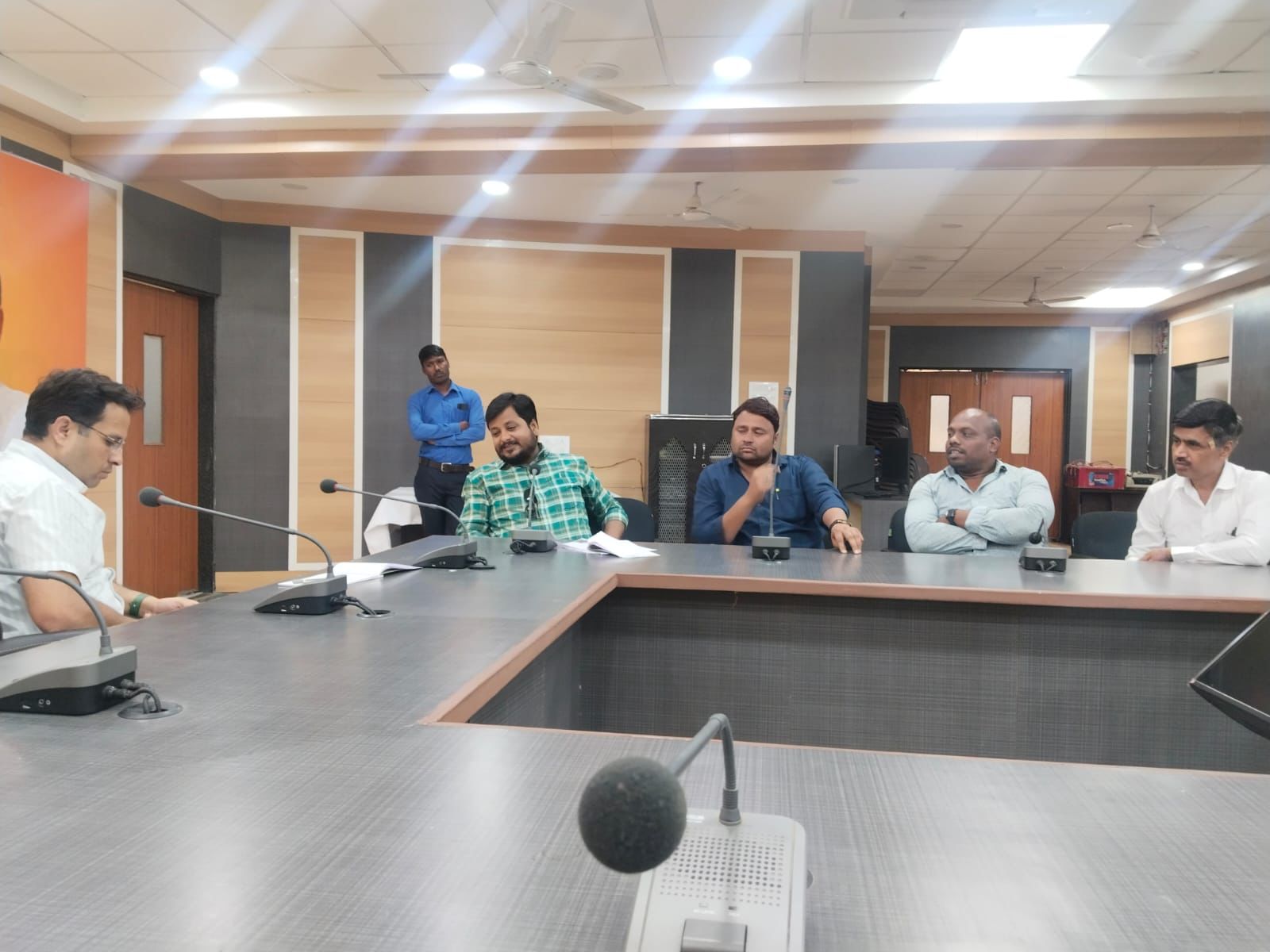 “जलकर अचानक बढ़ाने पर पार्षद प्रतिनिधियों ने जताया विरोध” देखें