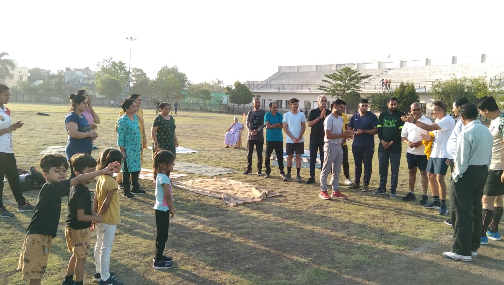 “100 शहरो में दौड़ का रिकॉर्ड बनाने जा रहे  नरेंद्र शर्मा पहुंचे देवास में और लगाई दौड़” देखें