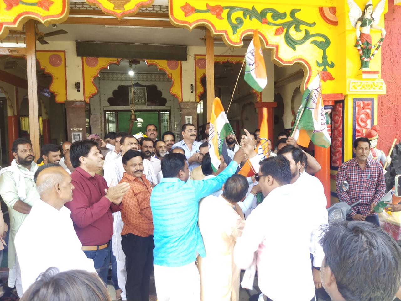 “कांग्रेस की जीत की खुशी पर नाच उठे पूर्व मंत्री जोशी, पूर्व महापौर ,कांग्रेस अध्यक्ष का आक्रमक बयान” देखें