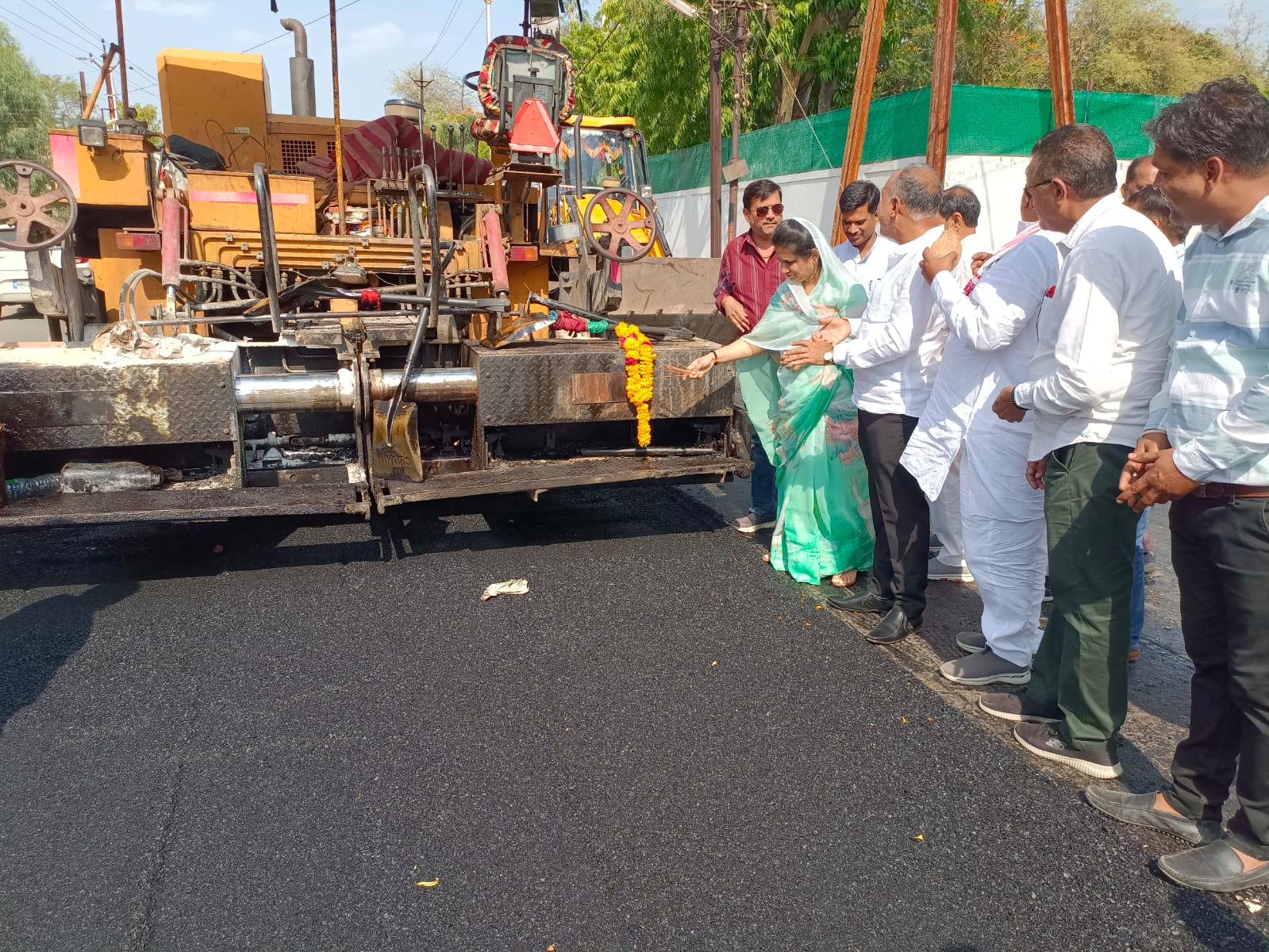 विधायक श्रीमंत पवार ने किया सडक डामरीकरण कार्य का शुभारंभ