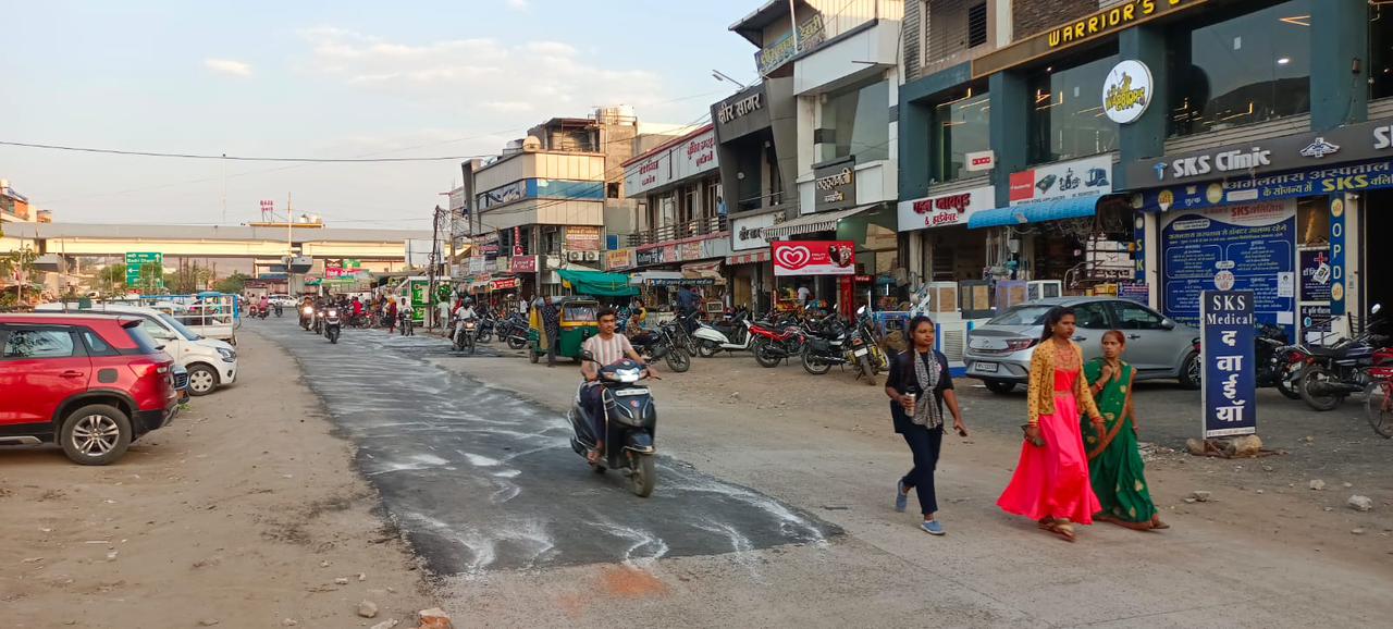 नगर निगम के भ्रष्टाचार की पोल खोल रही है यह सड़क, 6 माह पहले बनी और उखड़ गई अब उस पर लीपापोती कर रहे डामर सड़क से” देखें