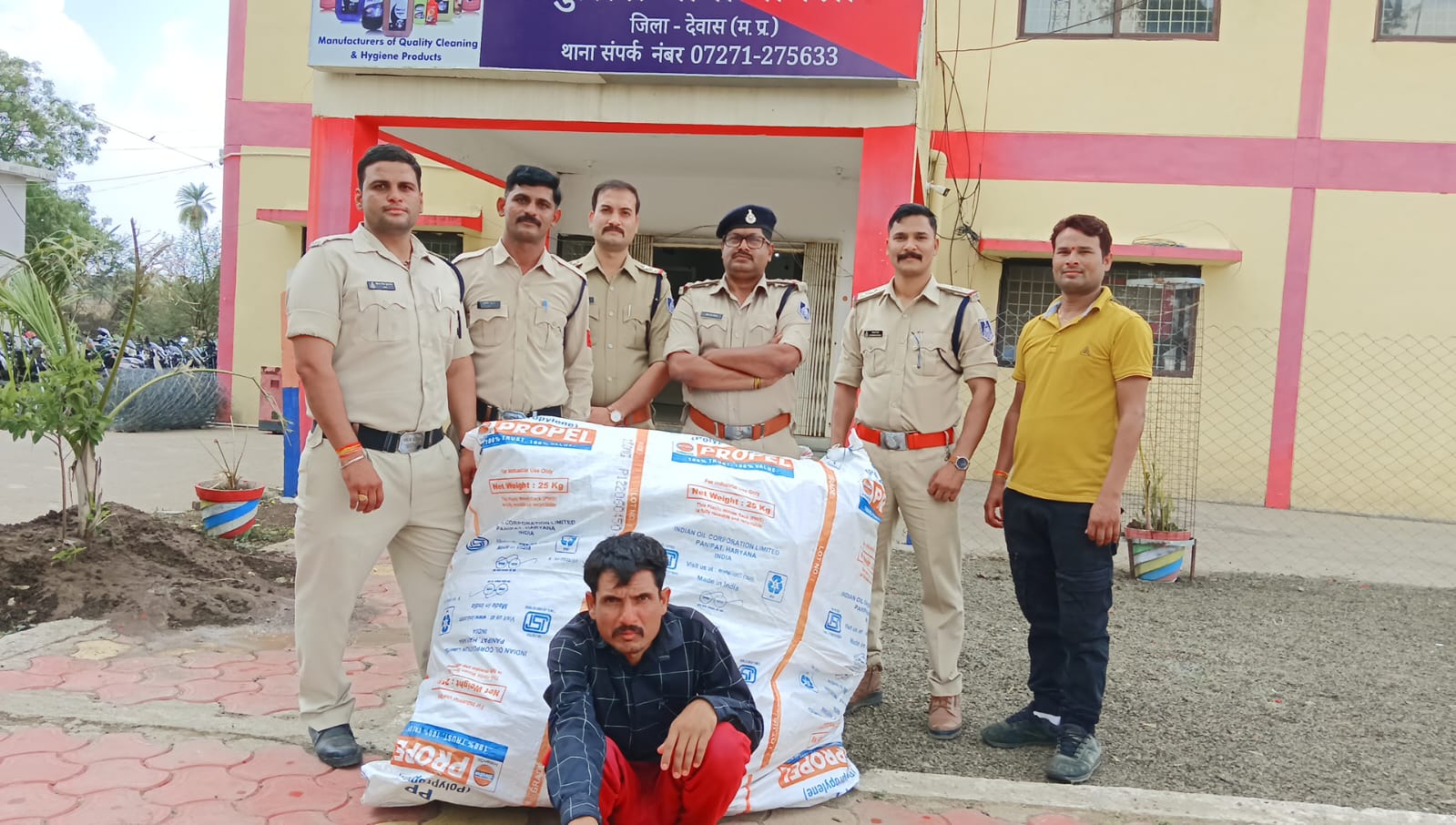 बागली में पुलिस ने 35 किलो गांजा किया जप्त, गांजे के खेत में लगे पौधे भी बरामद