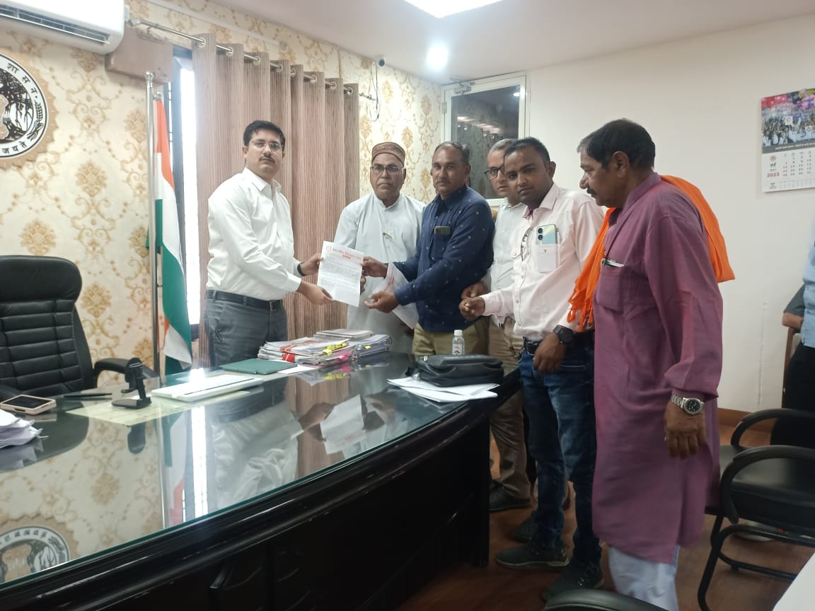 मंडी में किसानों के के अनाज तोलने मैं हेराफेरी करने वाले व्यापारी मंडी इंस्पेक्टर नापतोल अधिकारी पर हो सख्त कार्रवाई, आक्रोशित भारतीय किसान संघ मिला जिला कलेक्टर से” देखें