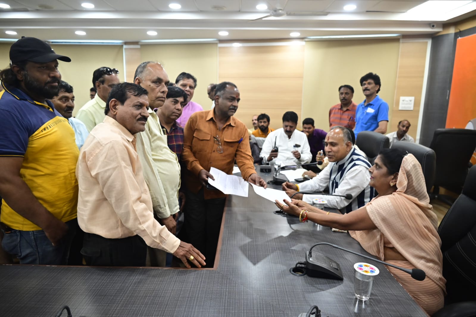 “देवास में महापौर जनसुनवाई लग रहा जनता दरबार जिसमें आम जनता  कई समस्या का हो रहा है त्वरित निराकरण” देखें