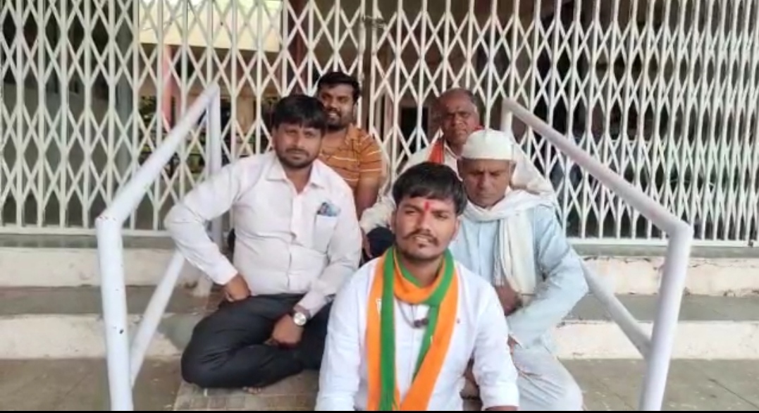 “नगर परिषद कांटाफोड़ मै भाजपा पार्षदों ने जड़ा ताला” देखें