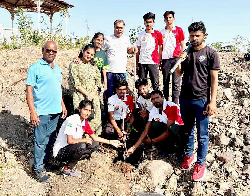 “पौधारोपण का जुनून मेराथन जीतने पर भी पौधारोपण कर मनाई खुशियां” देखें